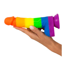 Lade das Bild in den Galerie-Viewer, Bunter Silikon Natur-Dildo in Regenbogenfarben - 21cm
