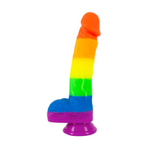 Lade das Bild in den Galerie-Viewer, Bunter Silikon Natur-Dildo in Regenbogenfarben - 21cm
