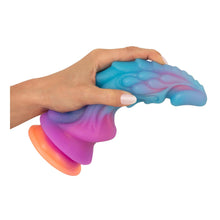 Lade das Bild in den Galerie-Viewer, Dildo mit Saugfuß bunt aus Liquid Silikon - 21,5 cm
