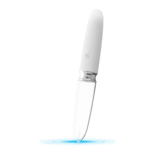 Lade das Bild in den Galerie-Viewer, Edler Vibrator - Glas mit LED - geradlinig handliches Design - 17,7 cm

