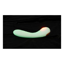 Lade das Bild in den Galerie-Viewer, Silikon G-Spot Vibrator - leuchtet im Dunkeln - 17,9 cm
