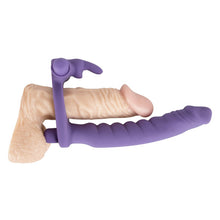 Lade das Bild in den Galerie-Viewer, Sandwich Sex - Penisring mit Dildo und Klitoris-Bunny - 16 cm
